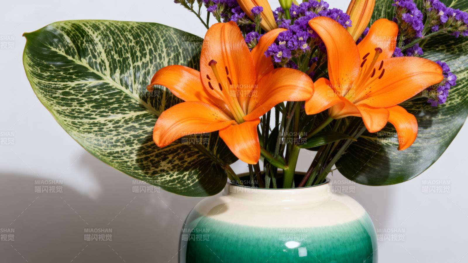 橙色百合花束图片