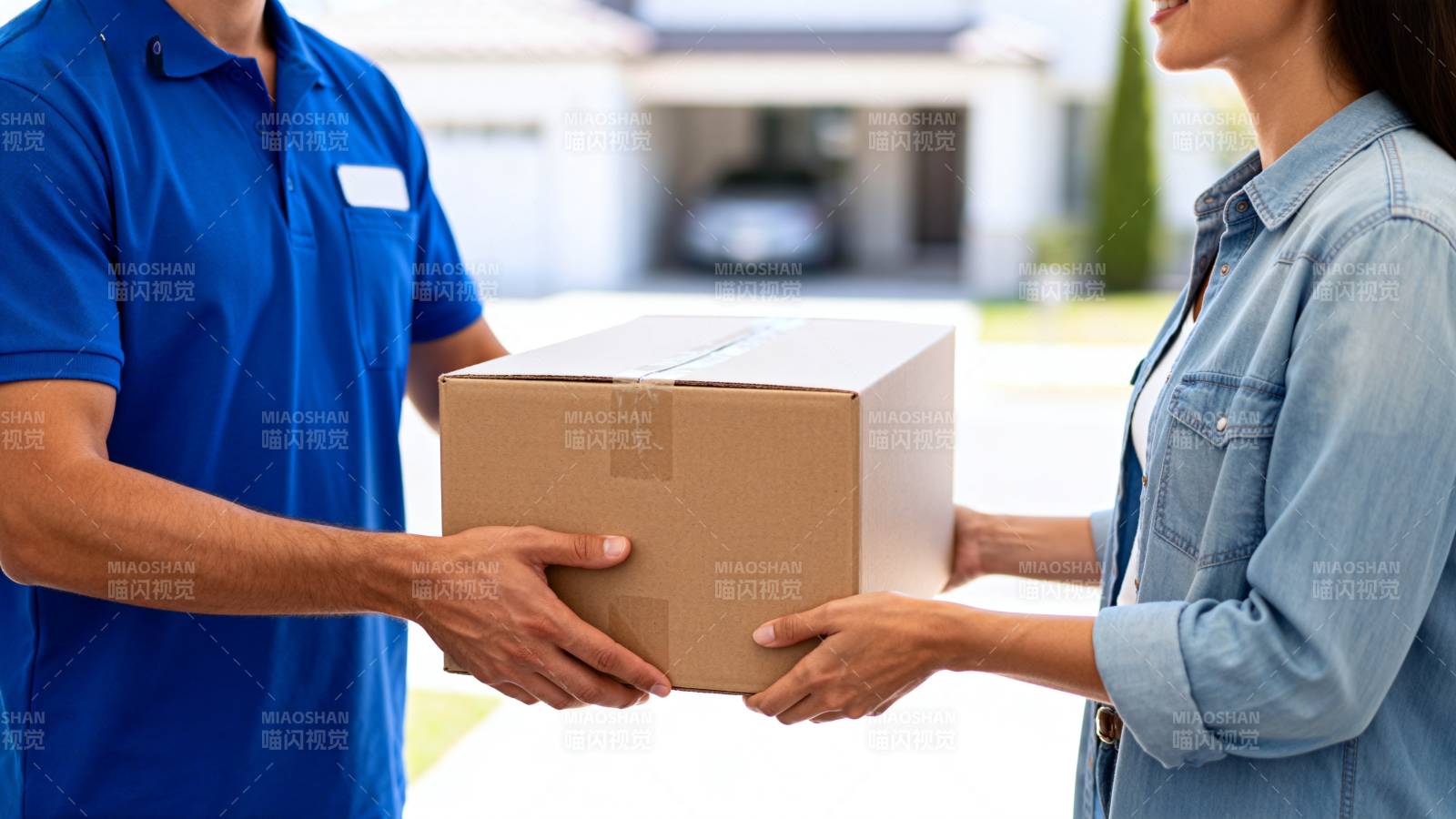 快递员递送包裹图片