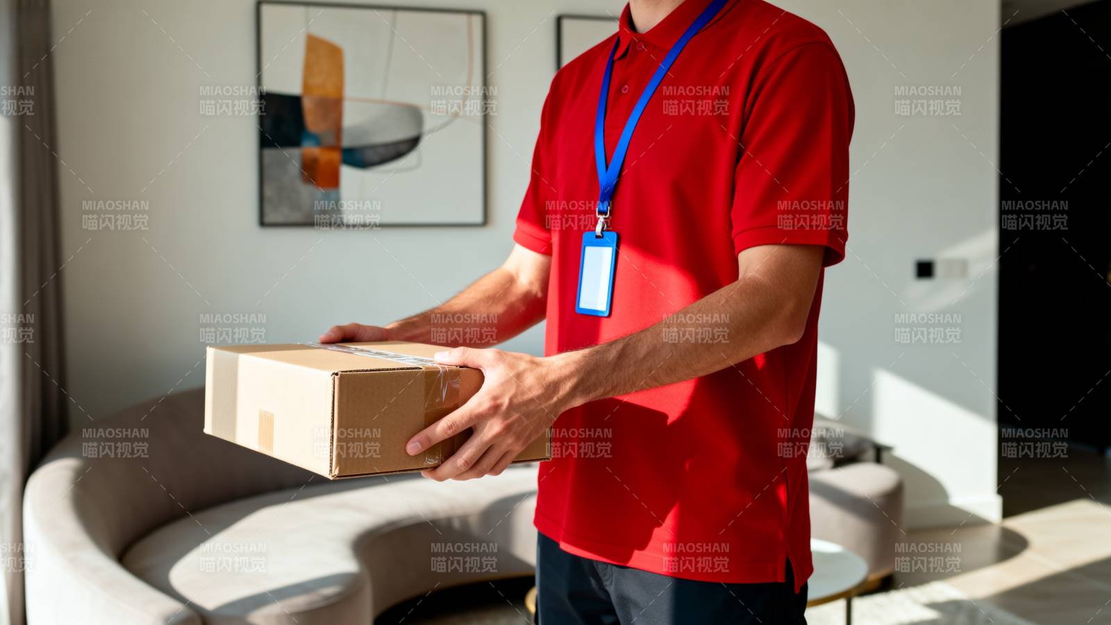 快递员递送包裹图片