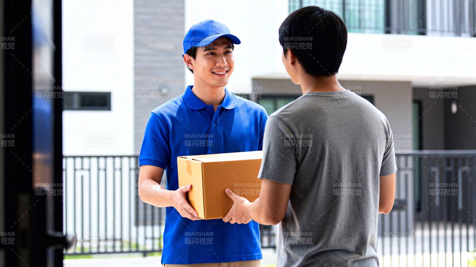 快递员递送包裹图片