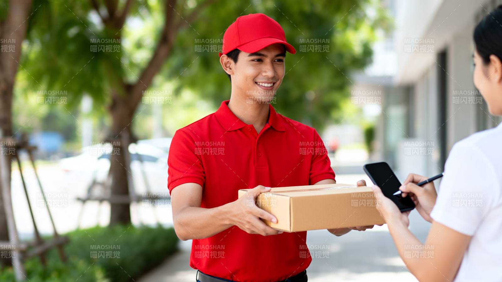 快递员送货微笑图片