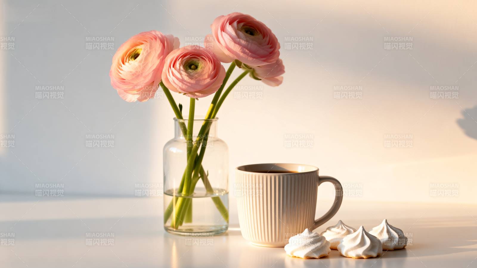花与咖啡的静谧时光图片