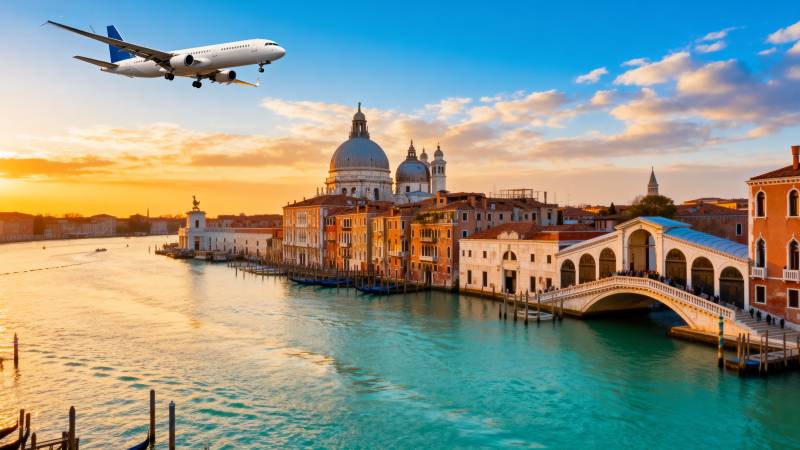 威尼斯上空的飞机图片