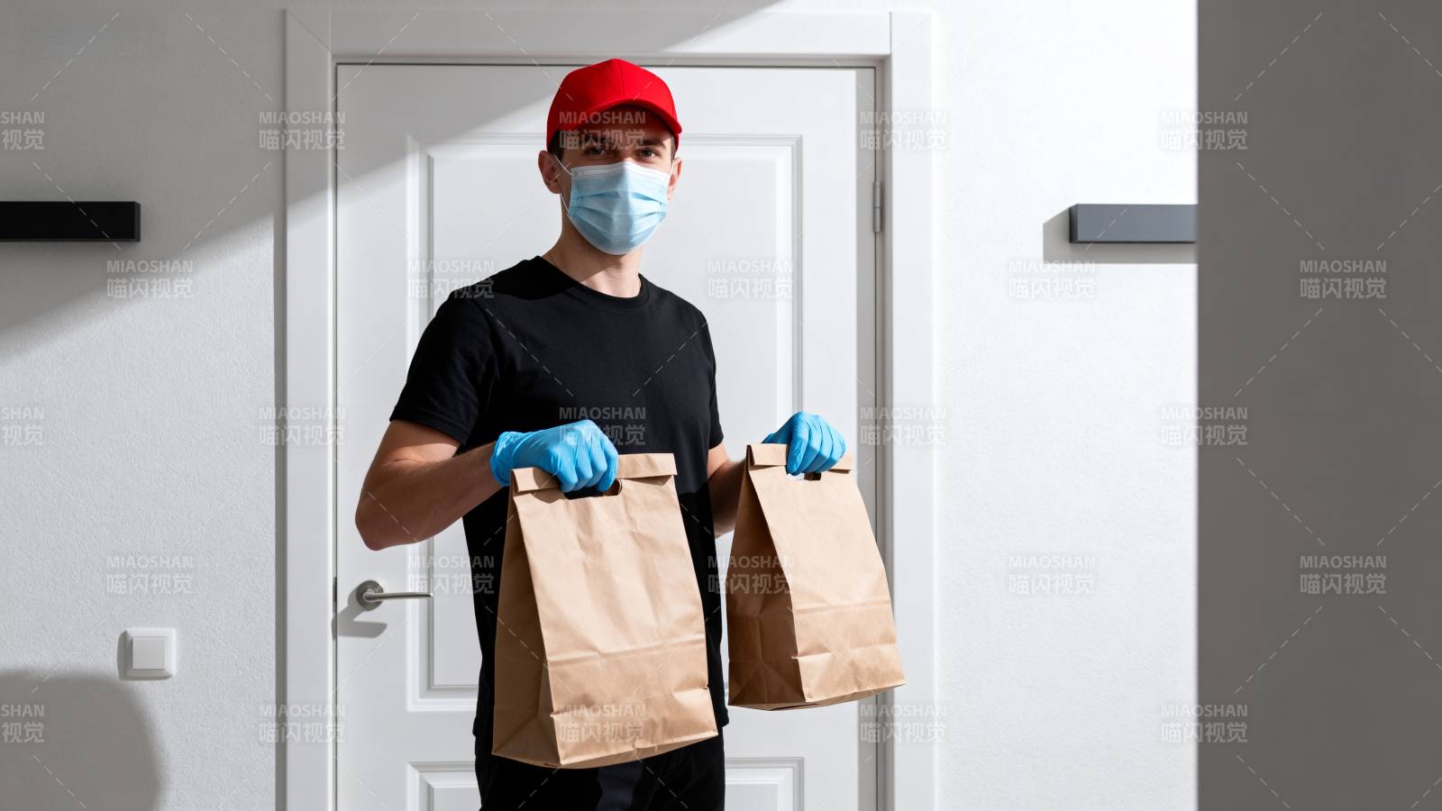 外卖员送餐中图片