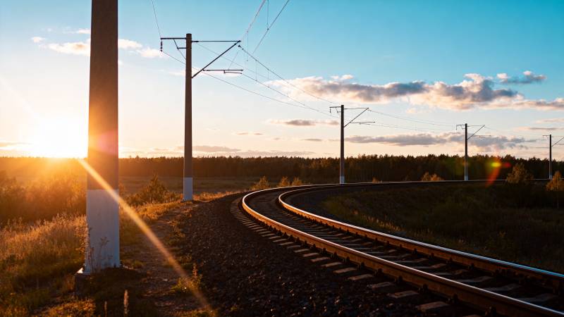 夕阳下的铁轨图片