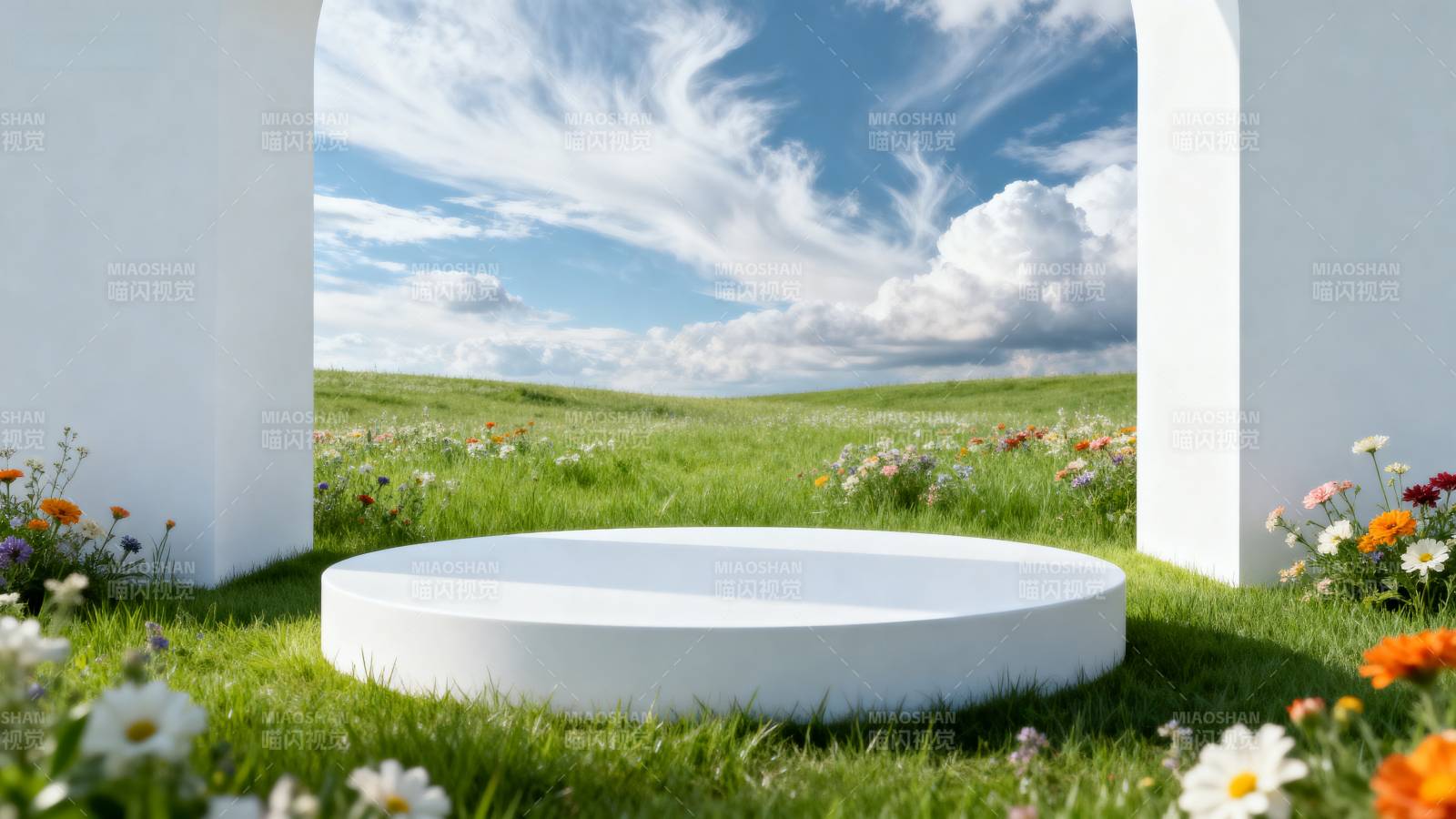 花田中的白色拱门图片