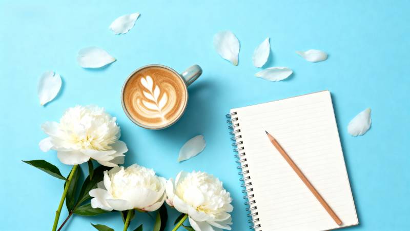 花香咖啡与笔记图片