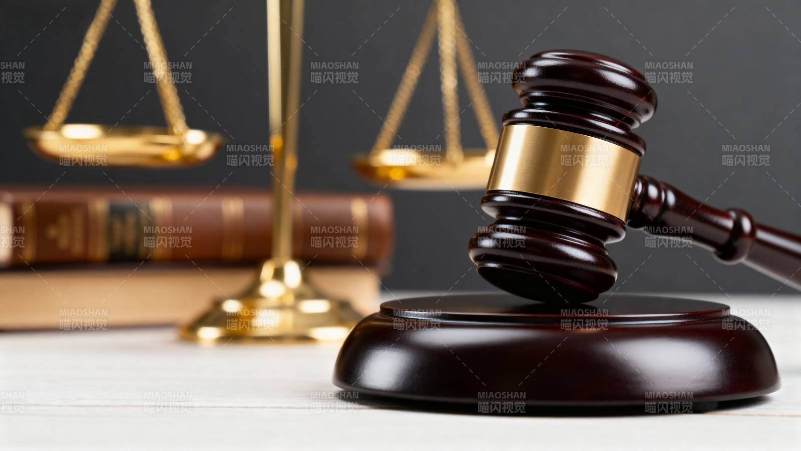 法槌与天平象征正义图片