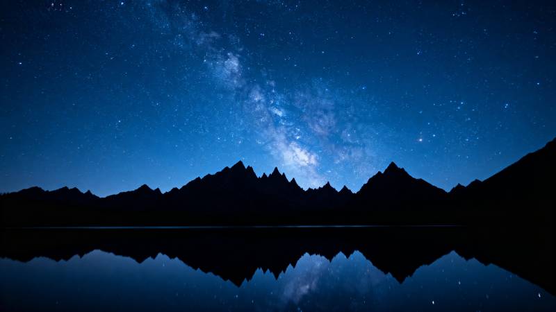 星空倒影山峦图片
