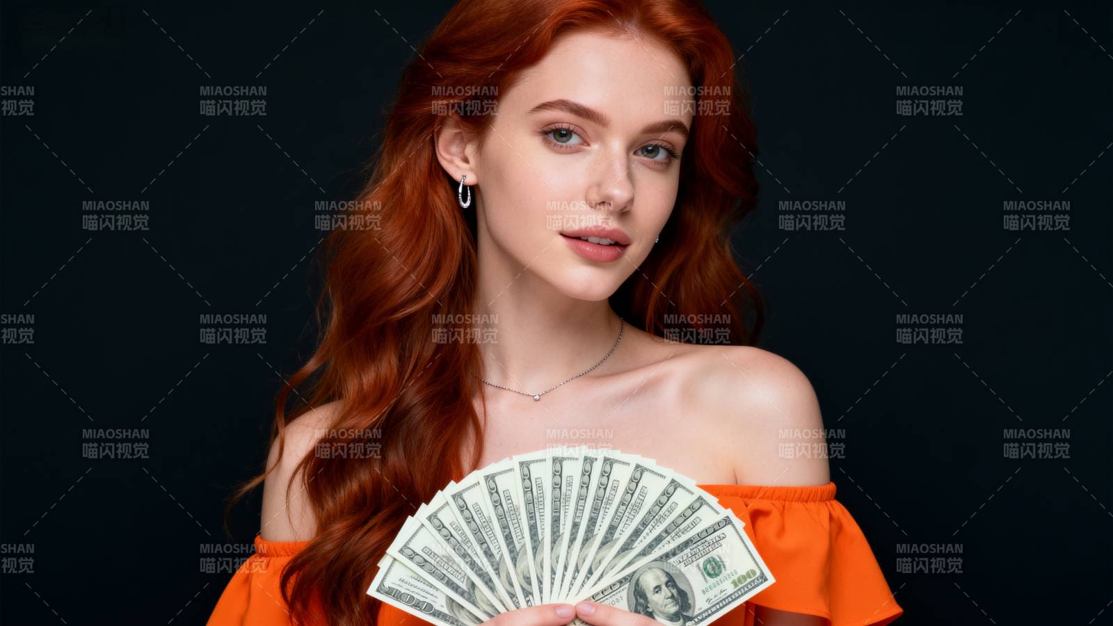 红发女子手持美元图片