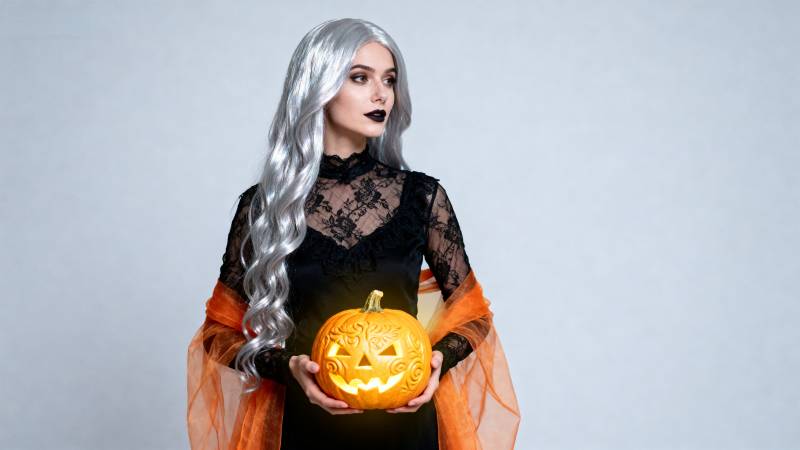 银发女巫持南瓜灯图片