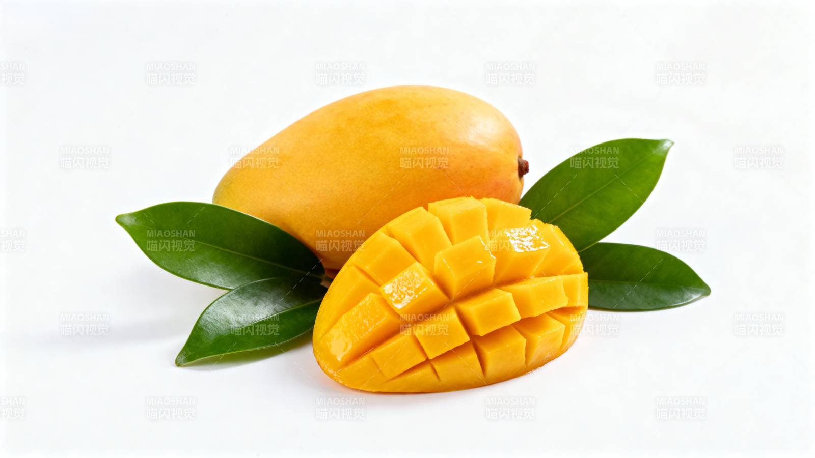 芒果切片与绿叶图片