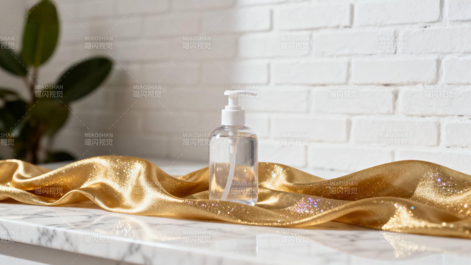 金色丝缎上的洗手液图片