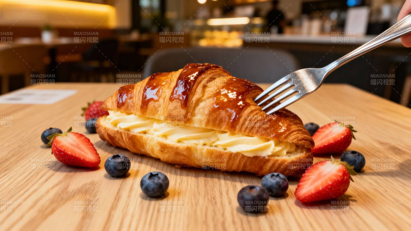 奶油可颂配莓果图片