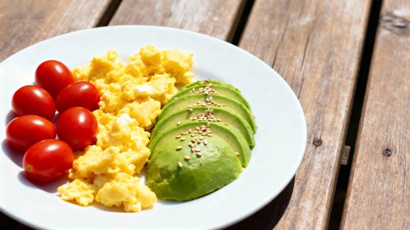早餐 炒蛋 牛油果与小番茄图片