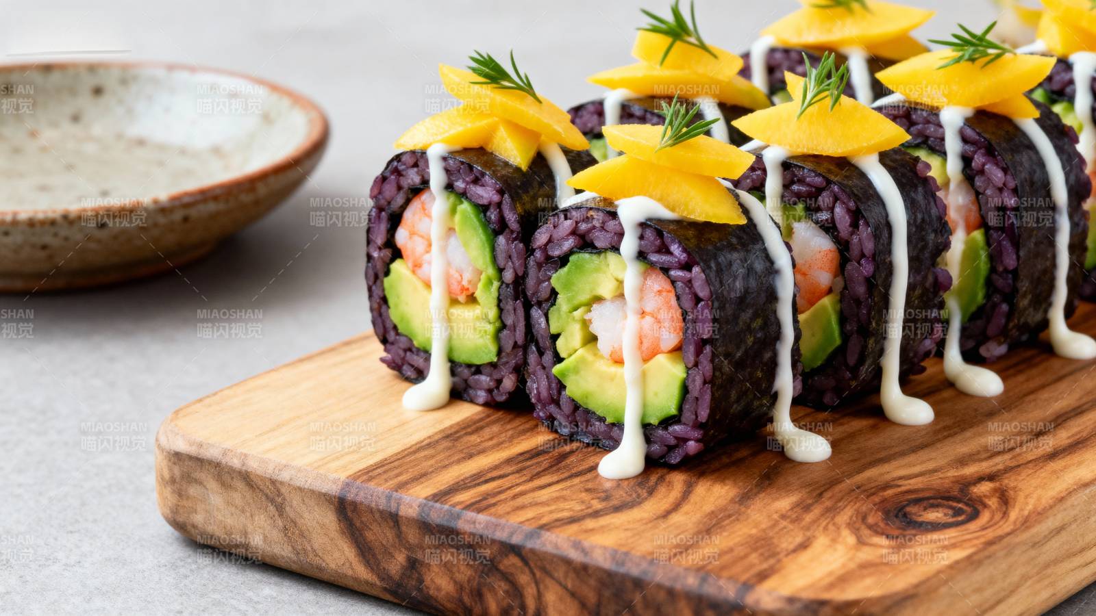 紫米寿司卷图片