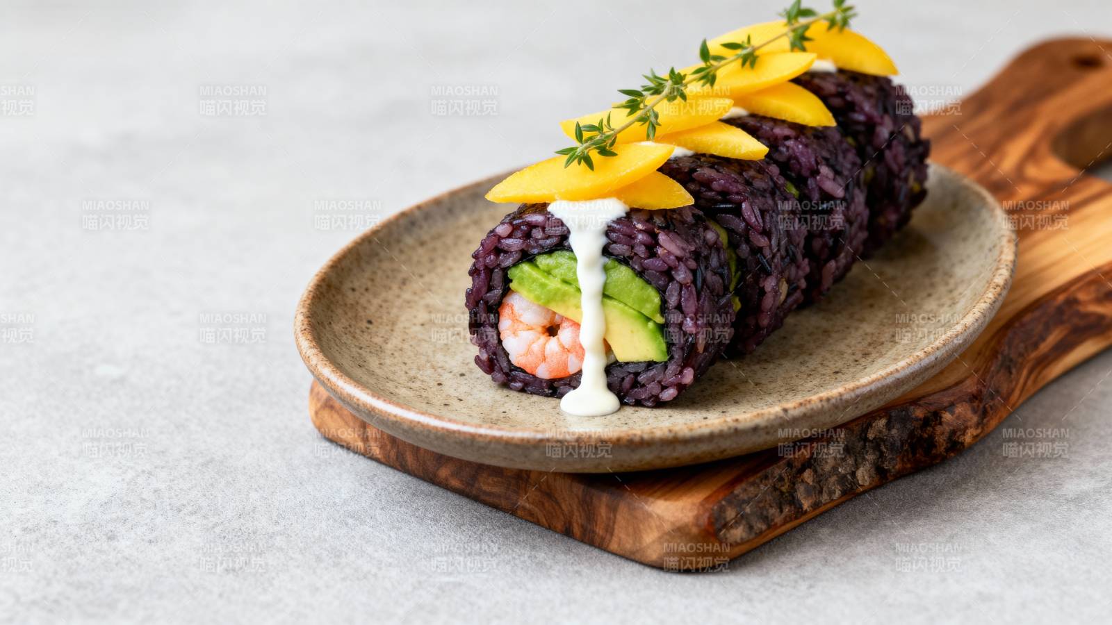 紫米寿司卷图片