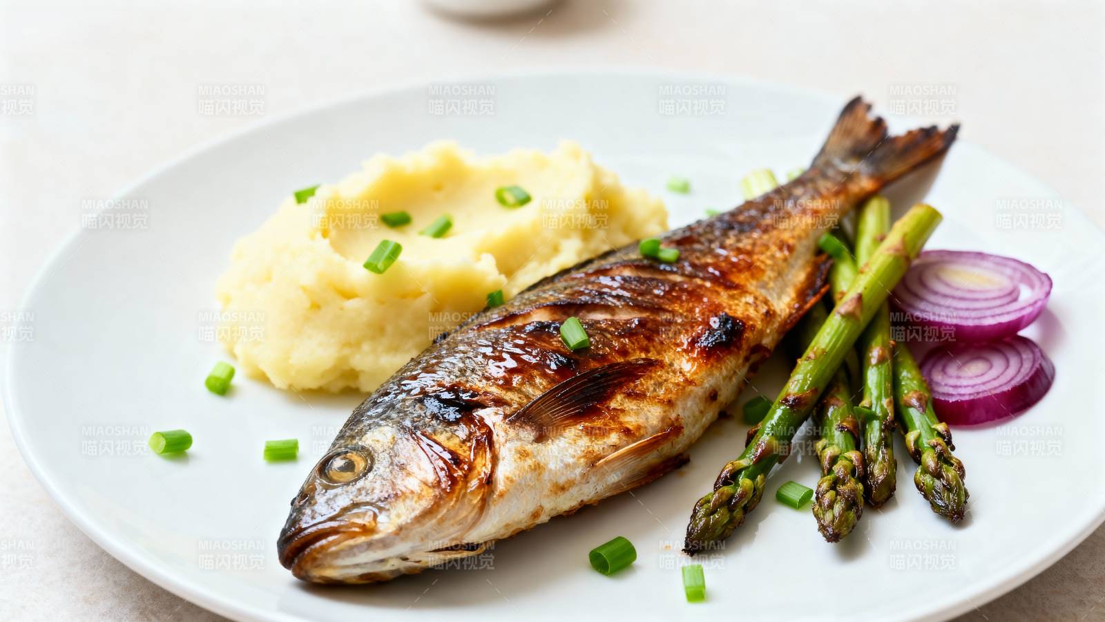 烤鱼配土豆泥与芦笋图片