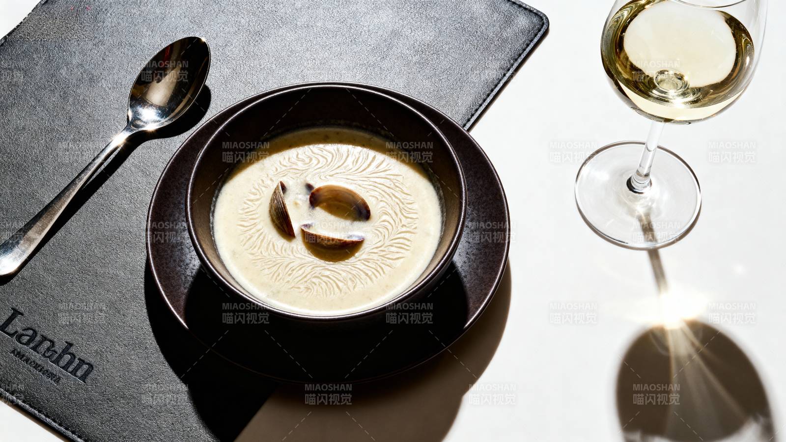 奶油蛤蜊汤配白葡萄酒图片