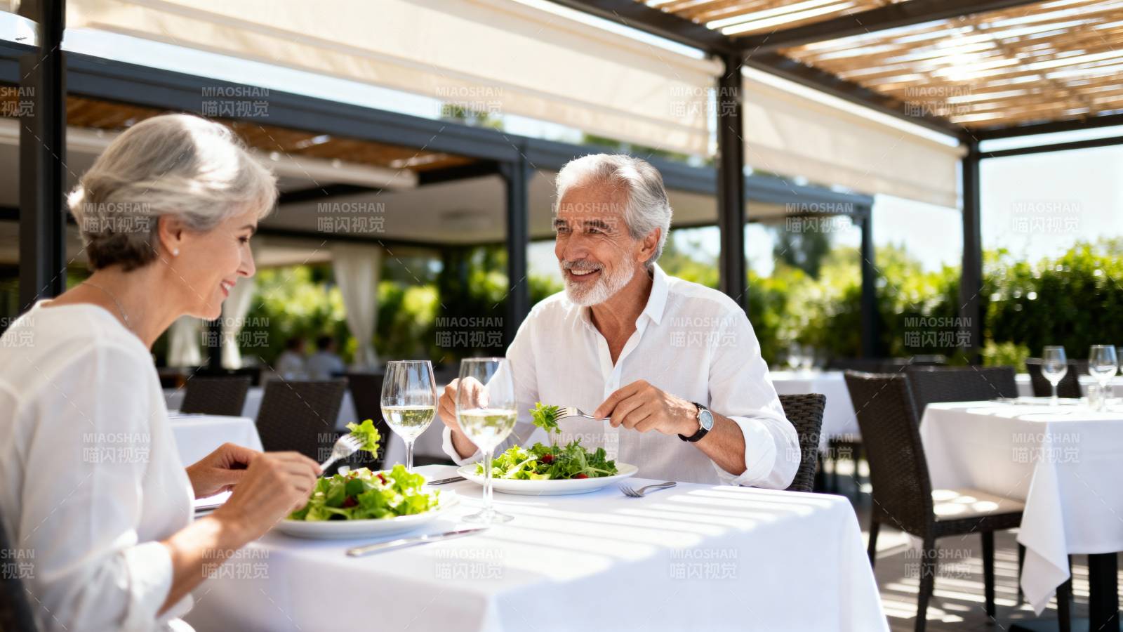 老年夫妇共进午餐图片
