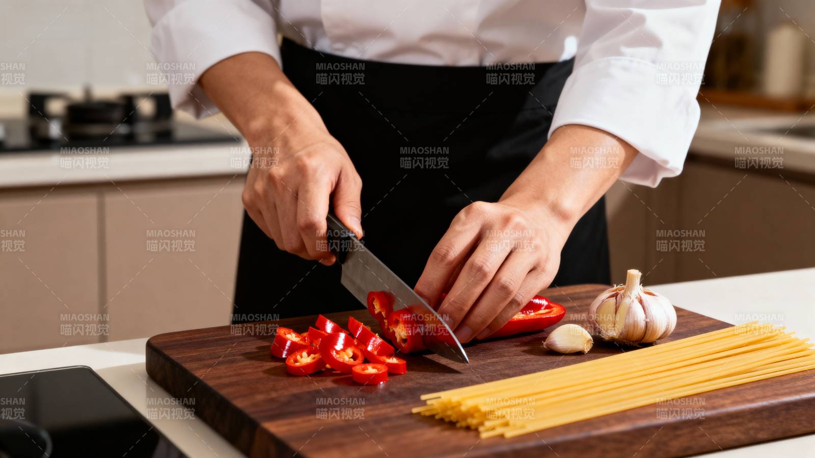 切红椒备意面图片