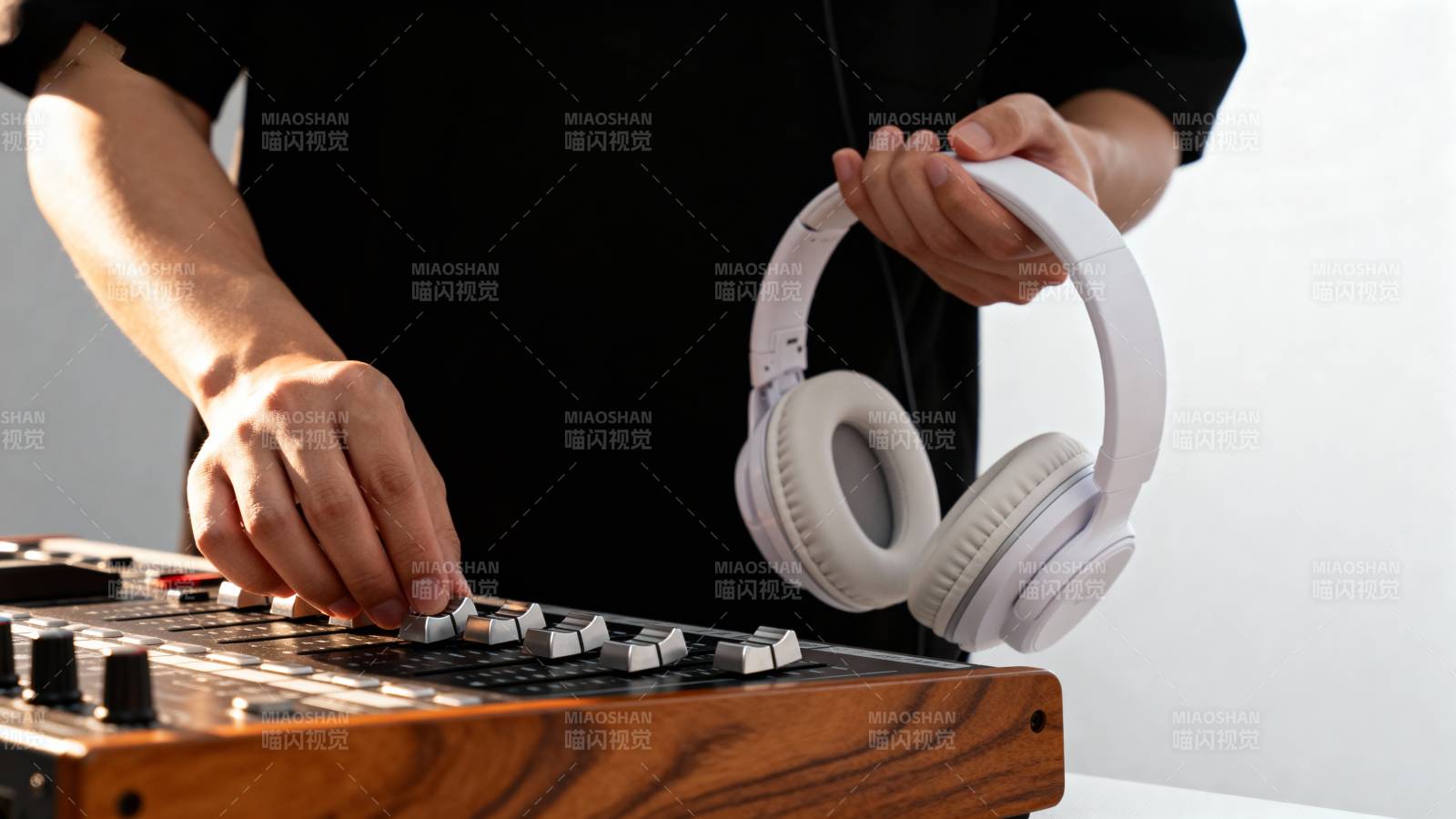DJ调音台操作图片