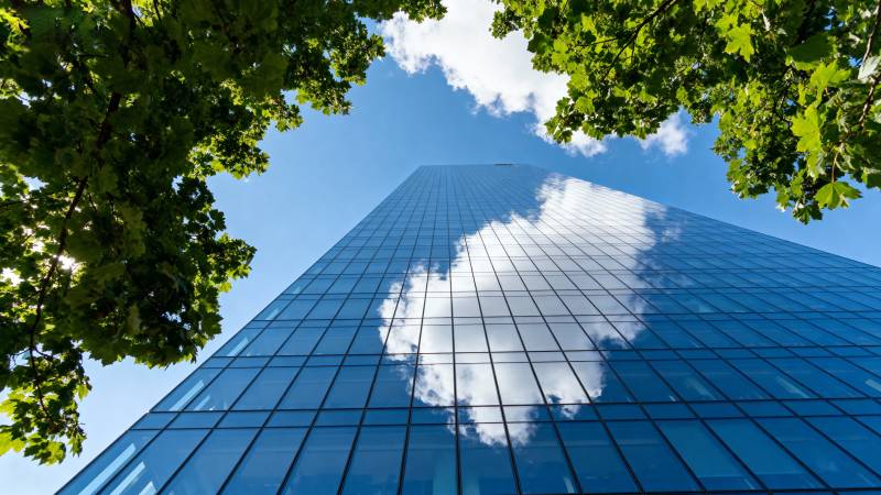 高楼映云天图片