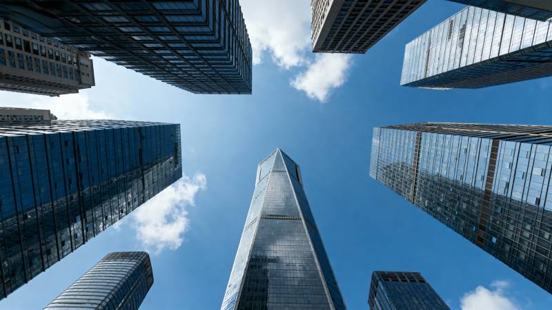 仰望摩天大楼群图片