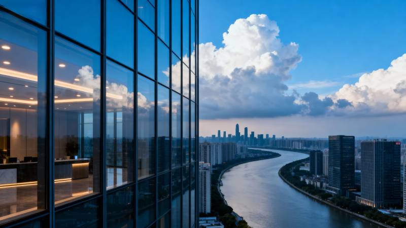 城市天际线与河流图片