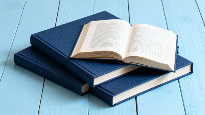 书本静置木桌图片