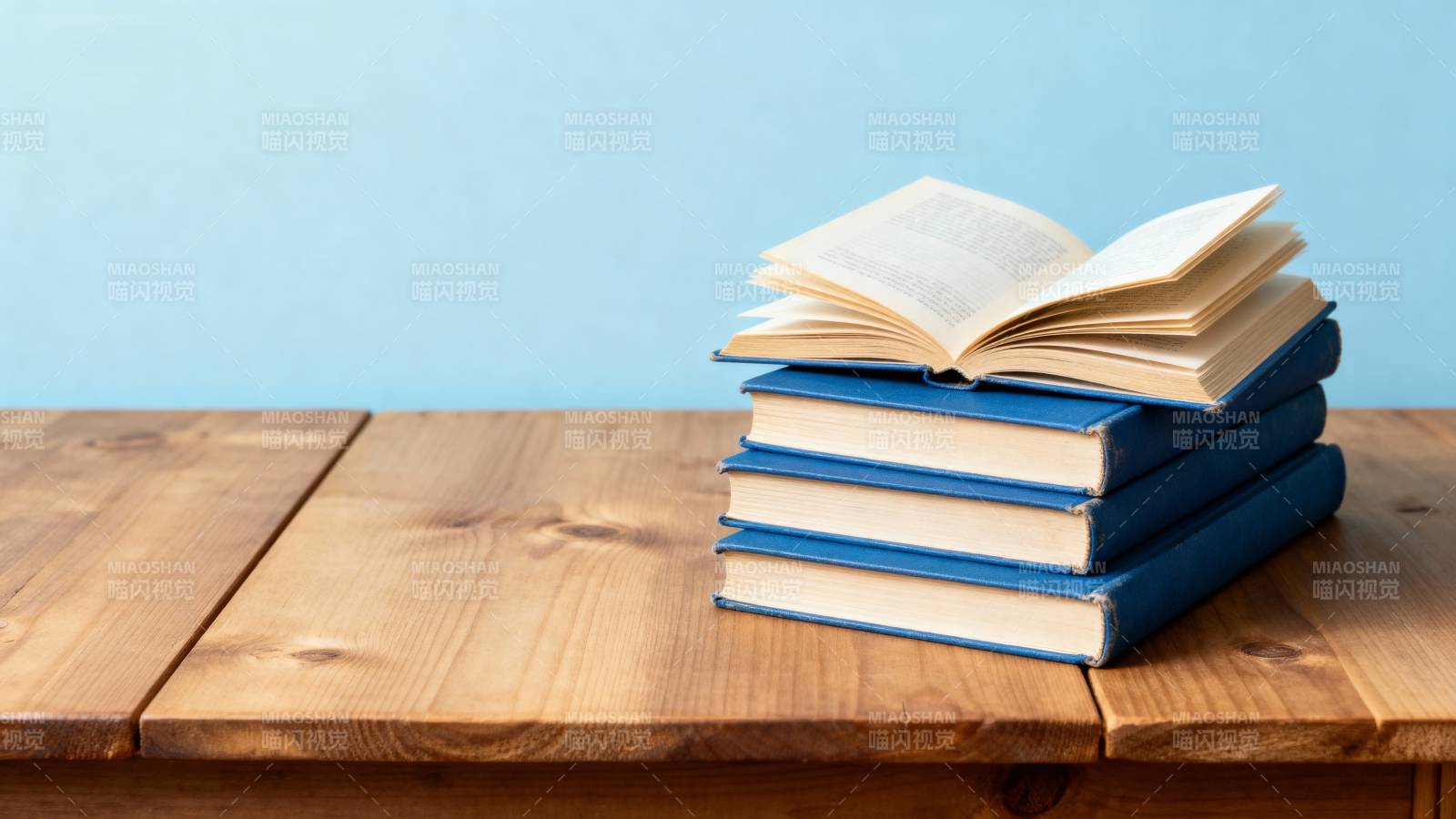 书堆静置木桌图片