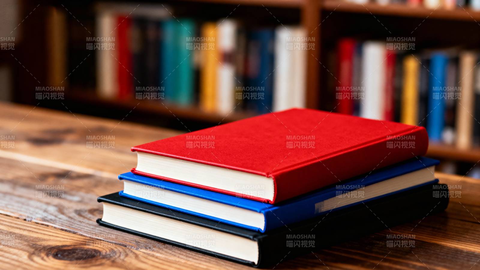 书堆静置木桌图片