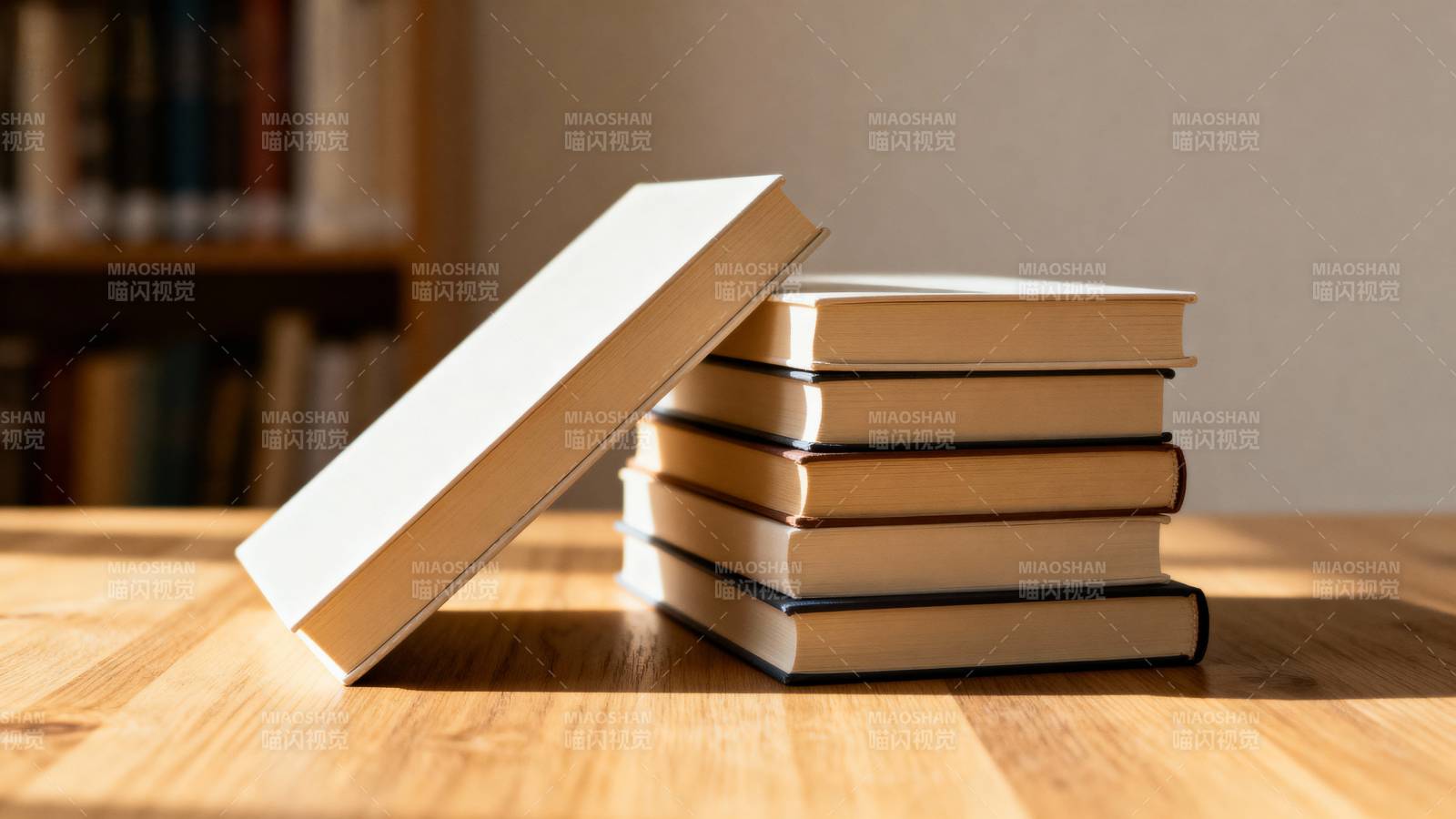 书堆静置木桌图片