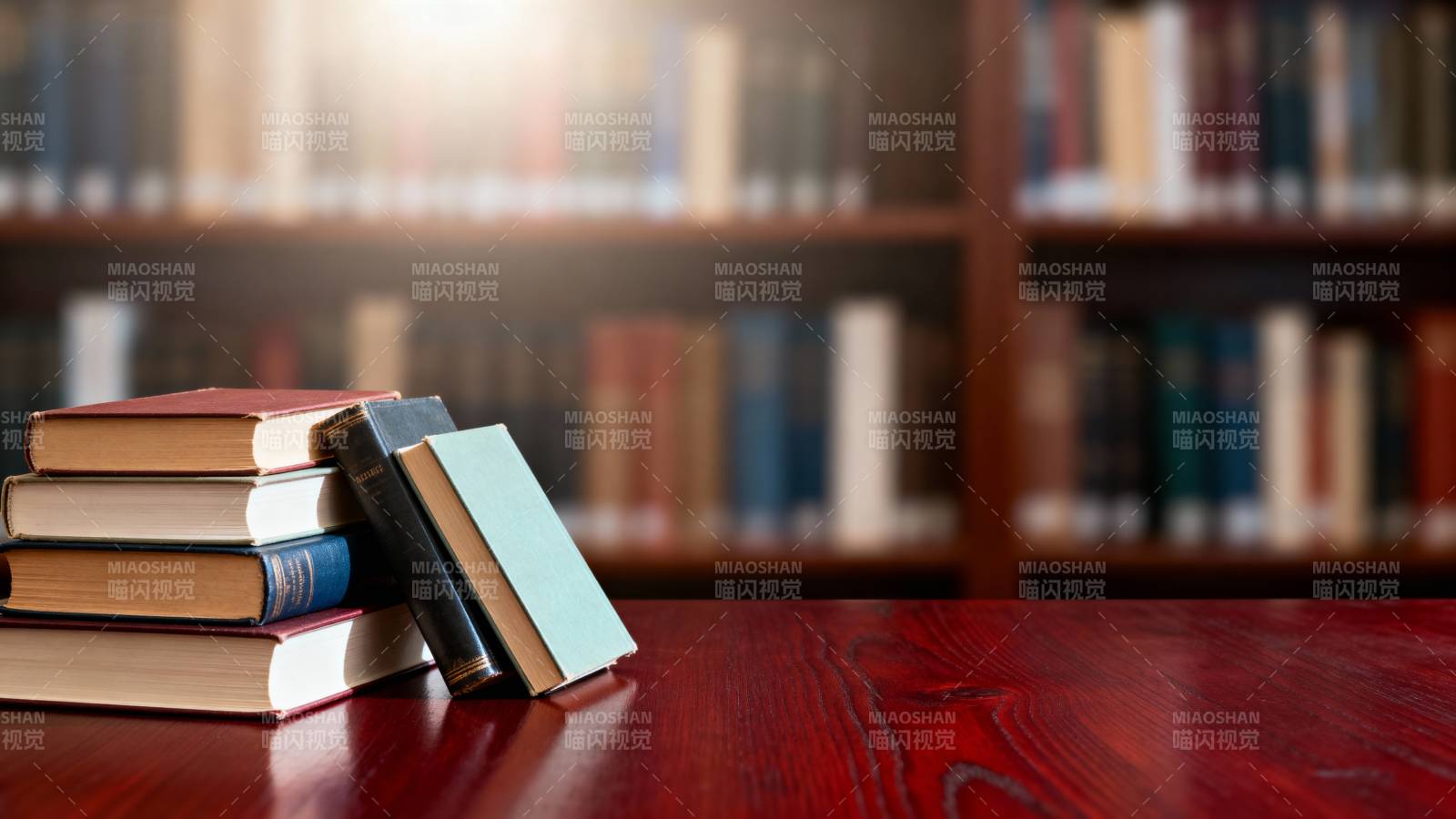 书桌上的书堆图片