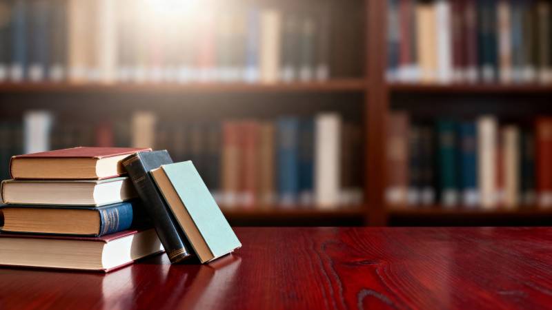 书桌上的书堆图片