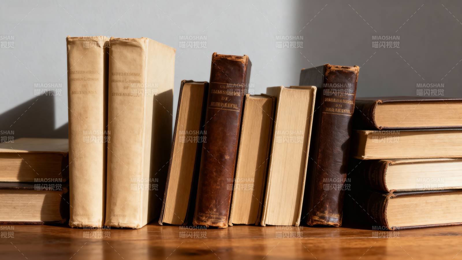 书架上的旧书图片
