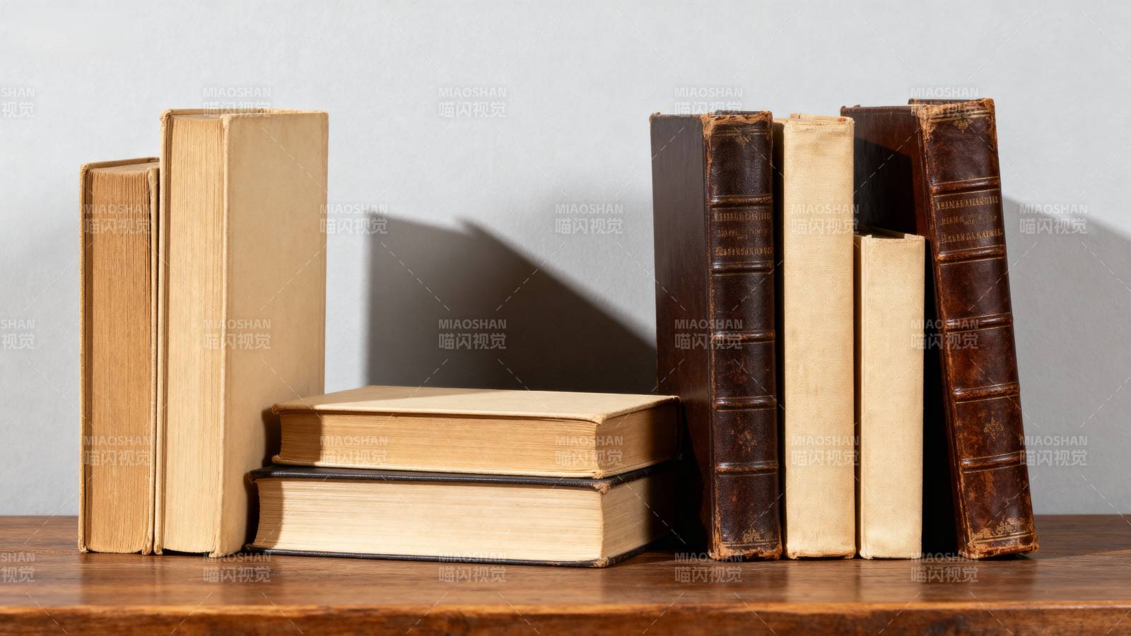 书架上的旧书图片