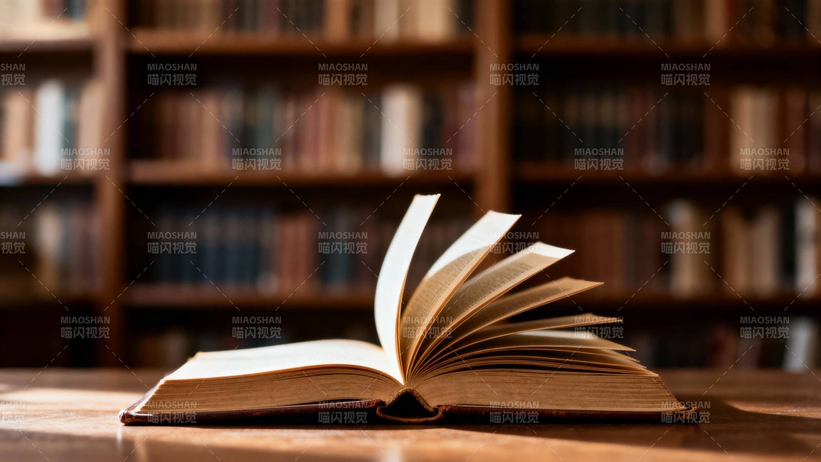 书页轻翻 书香满屋图片