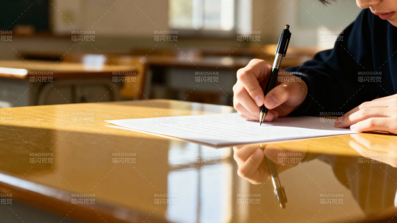 学生认真书写作业图片