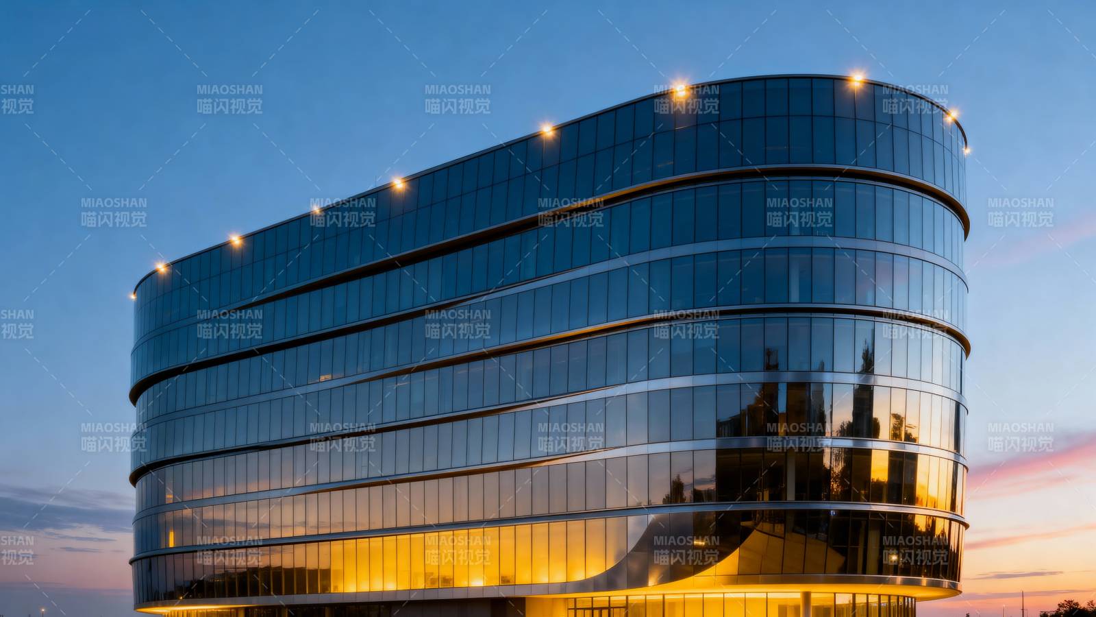 现代玻璃建筑夜景图片