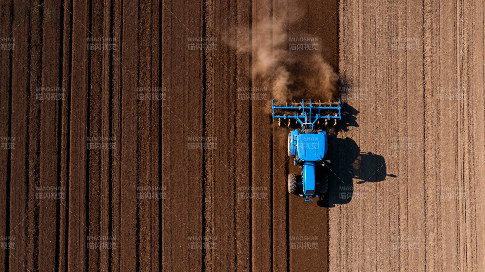 蓝天拖拉机耕作图片