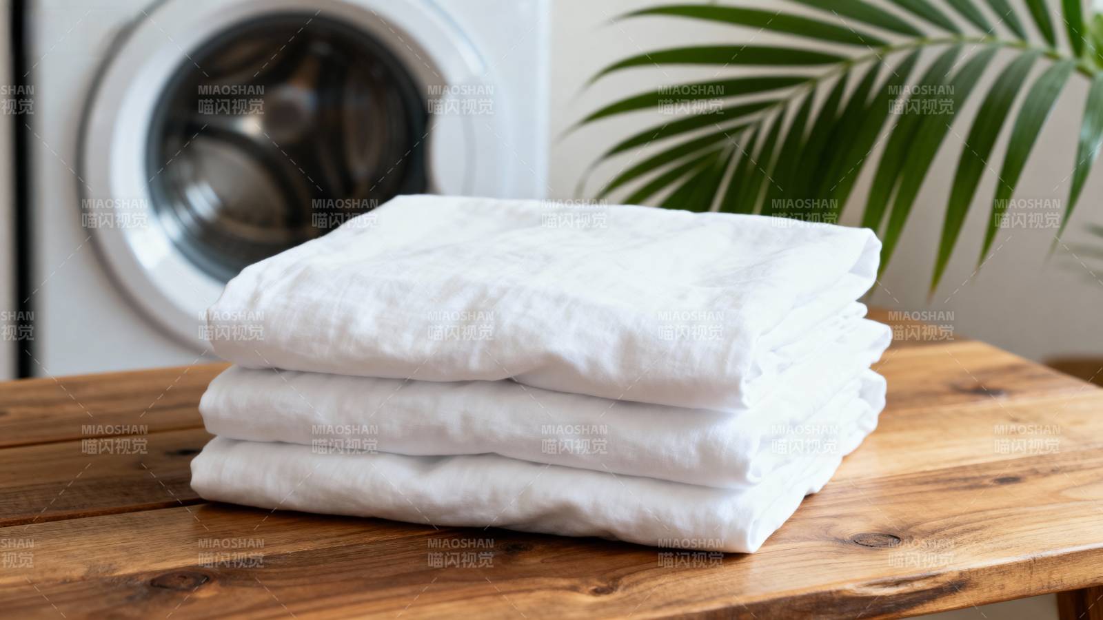 洁白毛巾叠放木桌图片