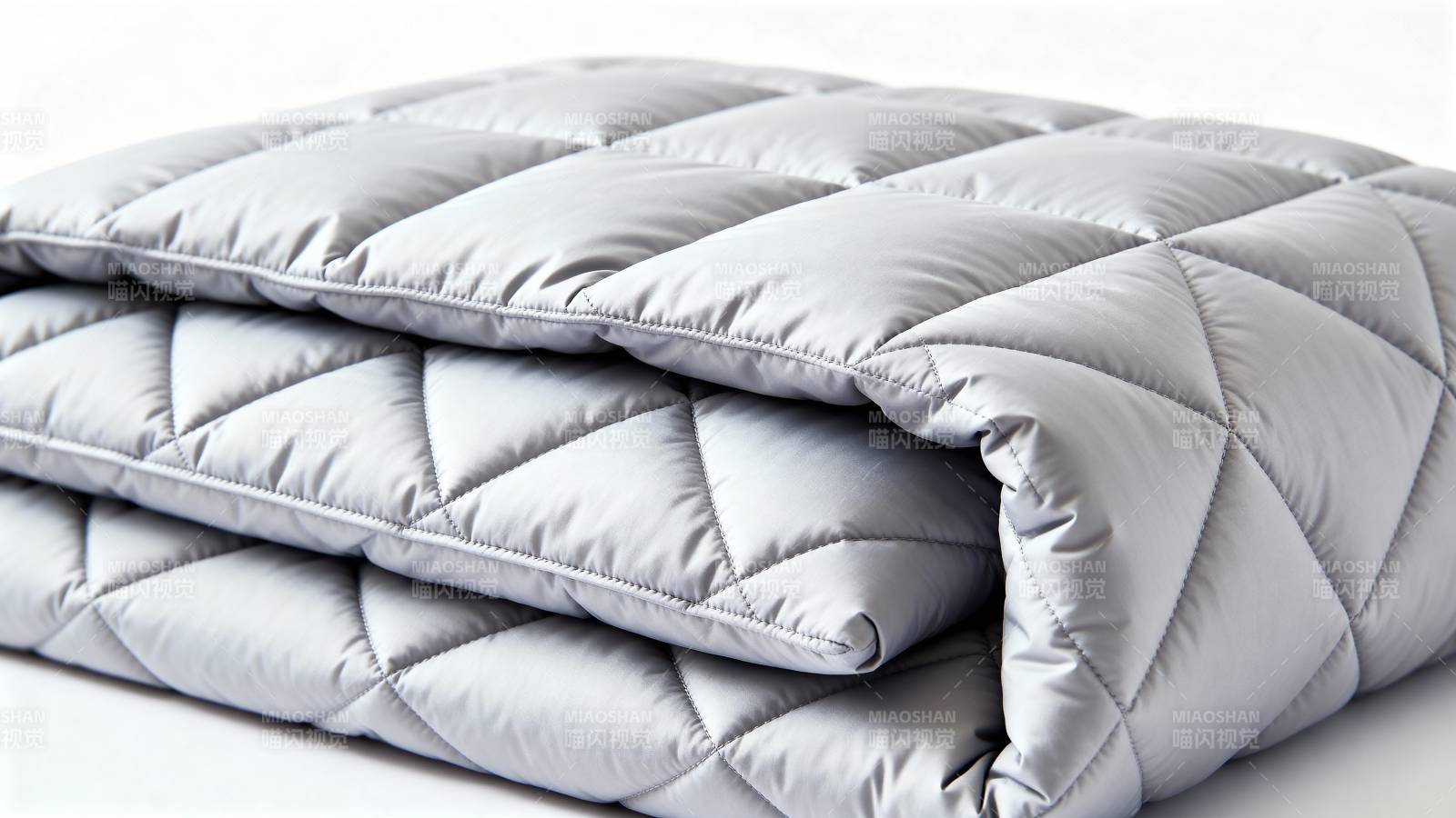 灰色绗缝被子图片