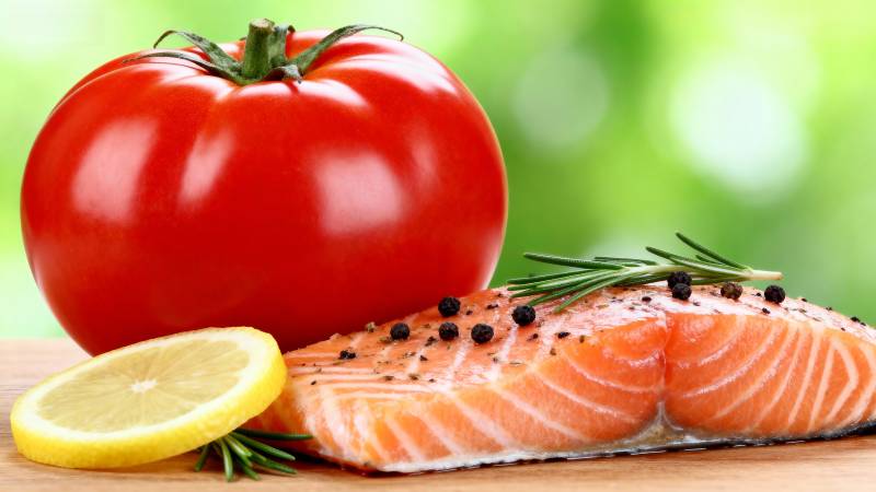三文鱼配番茄柠檬图片