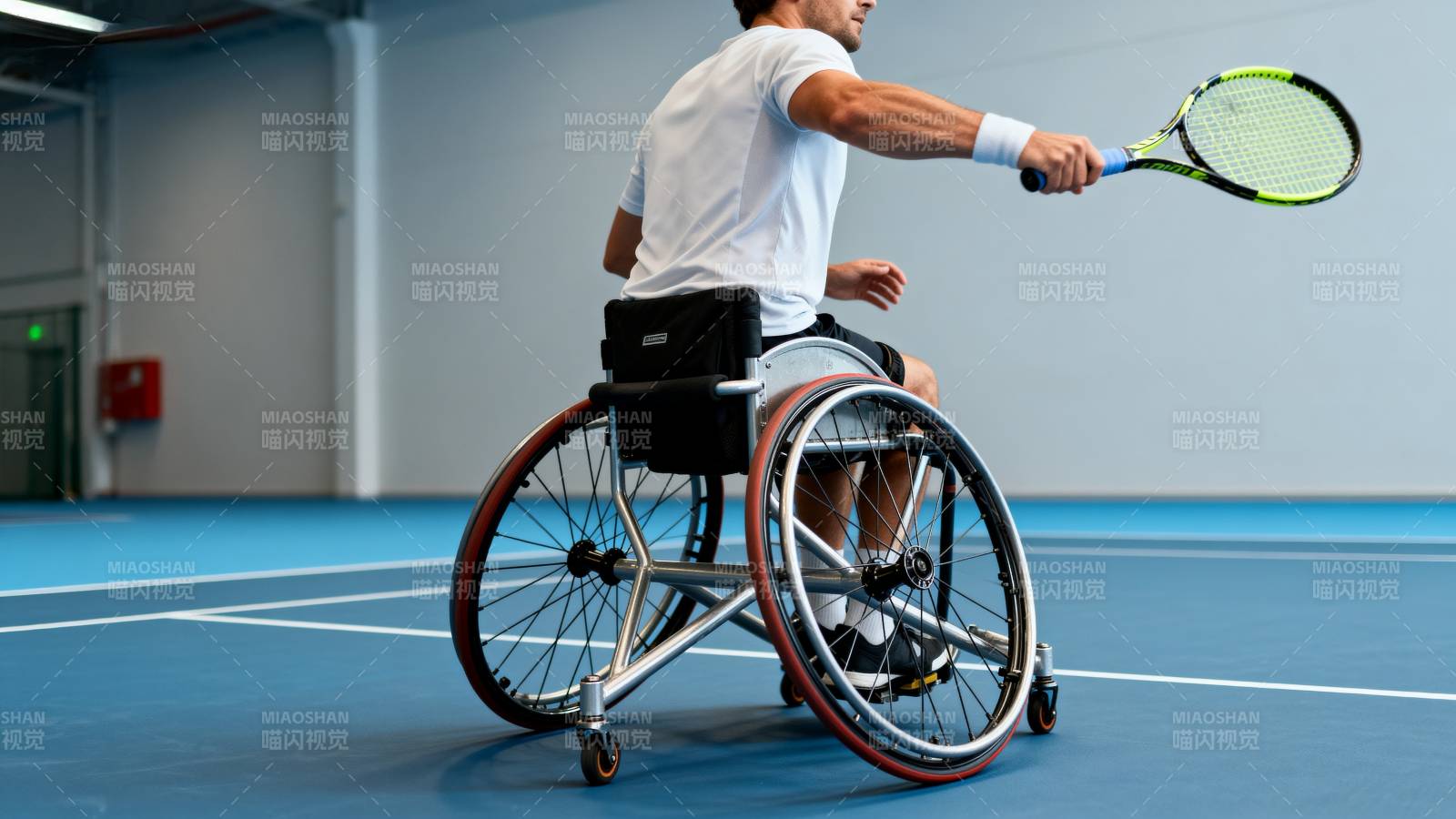 轮椅网球运动员挥拍图片