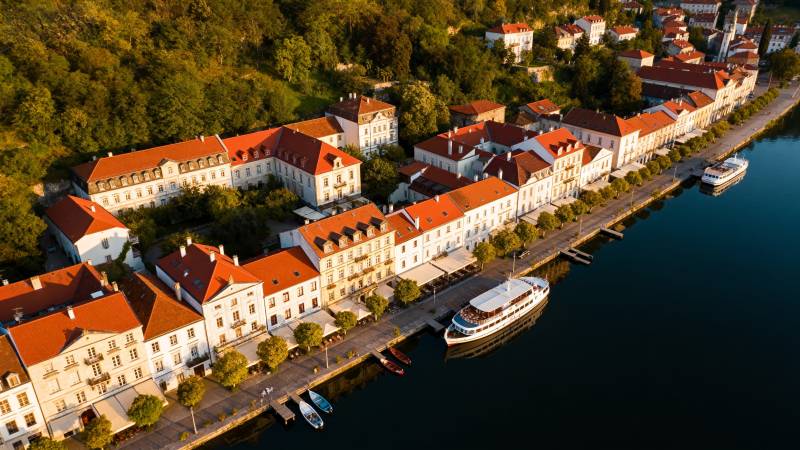 河畔小镇风光图片