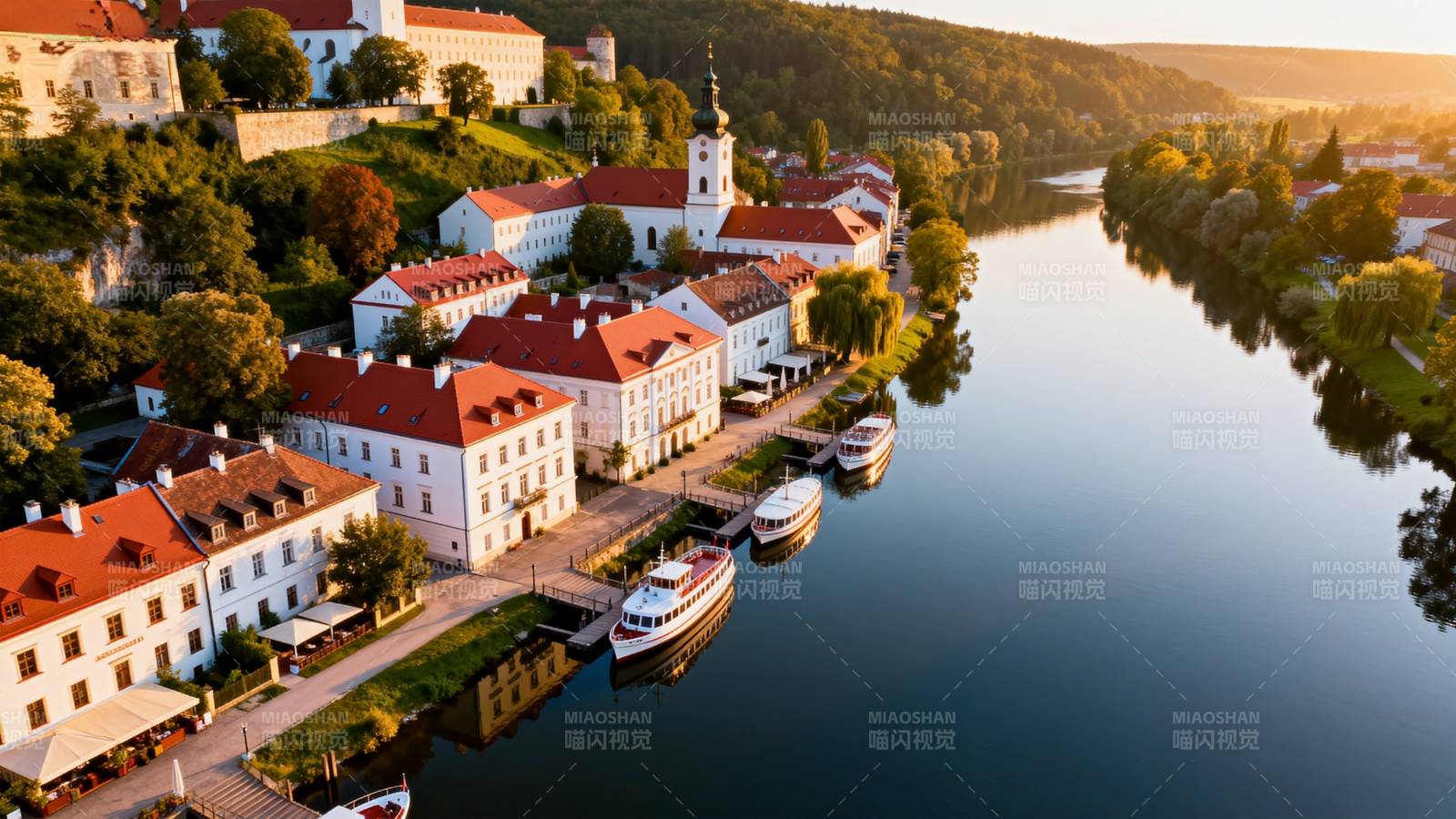 湖畔小镇晨曦美景图片