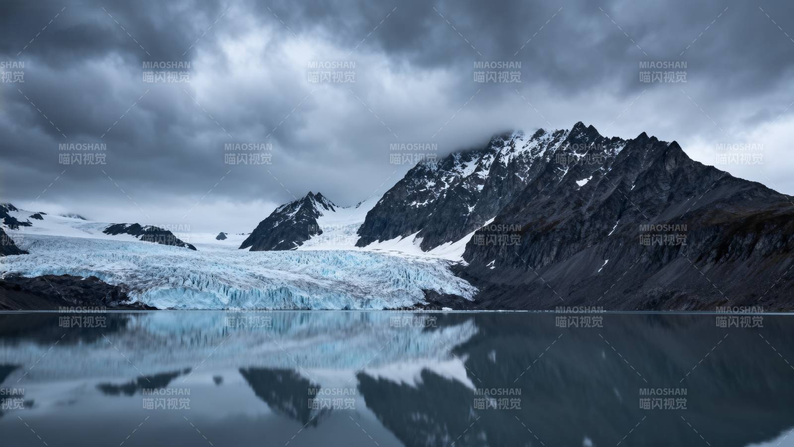冰川湖畔山影图片