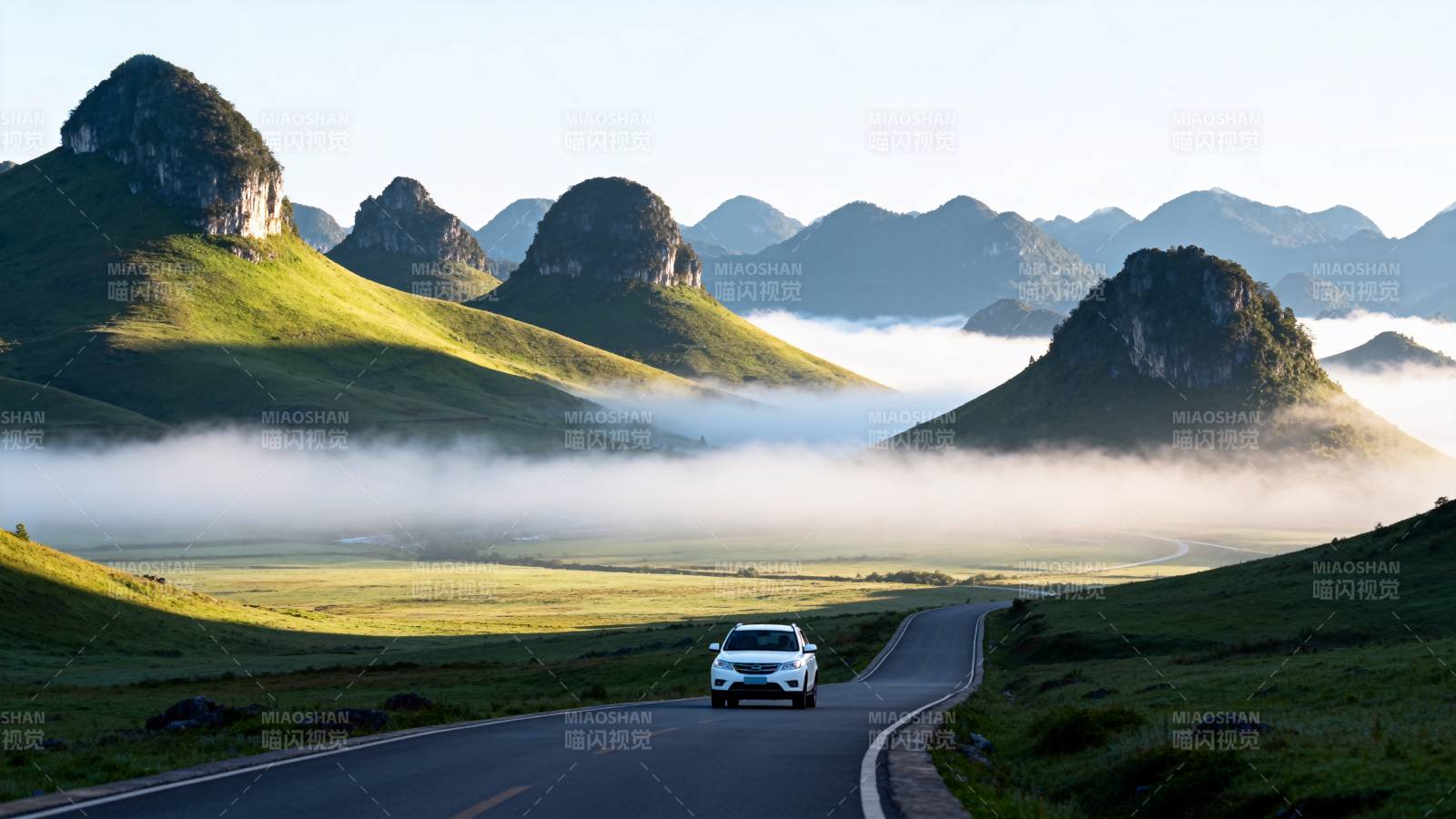 山间雾海行路图片