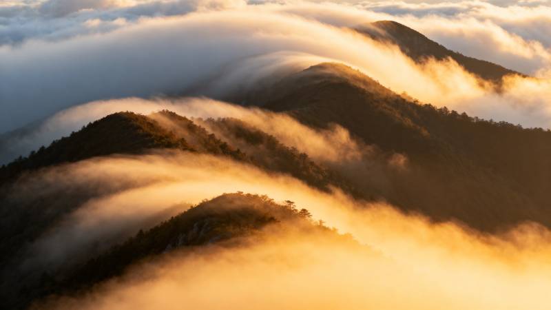 云海晨光山影图片